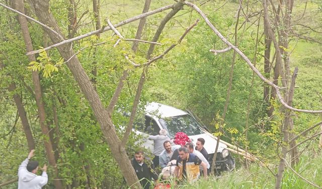 OTOMOBİL TARLAYA UÇTU: 3 YARALI