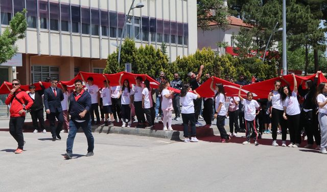 ÇANKIRI'DA GENÇLER 19 MAYIS'TA TÜRK BAYRAKLARI İLE YÜRÜDÜ