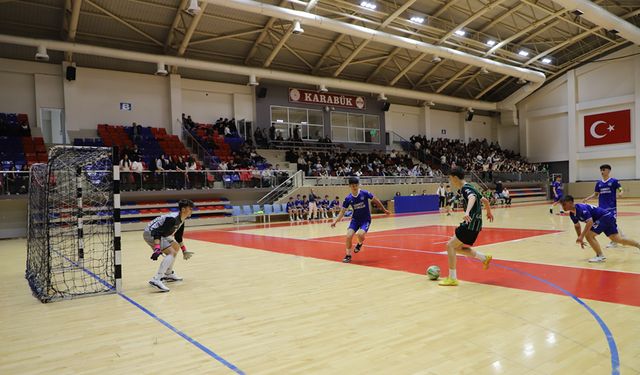 OKUL SPORLARI FUTSAL TURNUVASI NEFES KESTİ