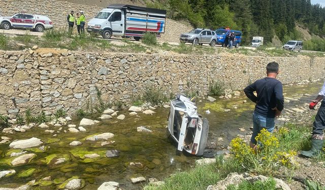 KASTAMONU'DA OTOMOBİL DEREYE UÇTU 1 ÖLÜ 1 YARALI