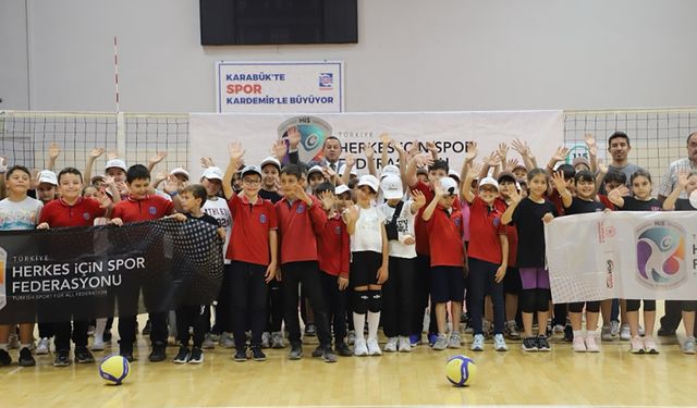 MİNİK ÖĞRENCİLER VOLEYBOL ETKİNLİĞİNDE BULUŞTU