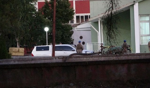 KASTAMONU'DA GÜVENLİK GÖREVLİLERİN KAVGASI KANLI BİTTİ 2 YARALI