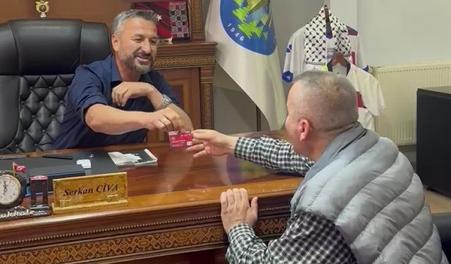 BAŞKAN CİVA VATANDAŞA MAAŞ KARTINI VERDİ