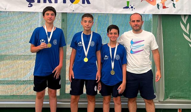 KARABÜK SPORCULARI ANALİG TENİS TURNUVASI’NDA YARI FİNALDE