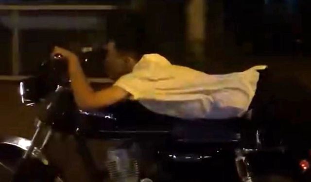 BOLU'DA SÜRÜCÜ MOTOSİKLET ÜZERİNDE YATARAK İLERLEDİ