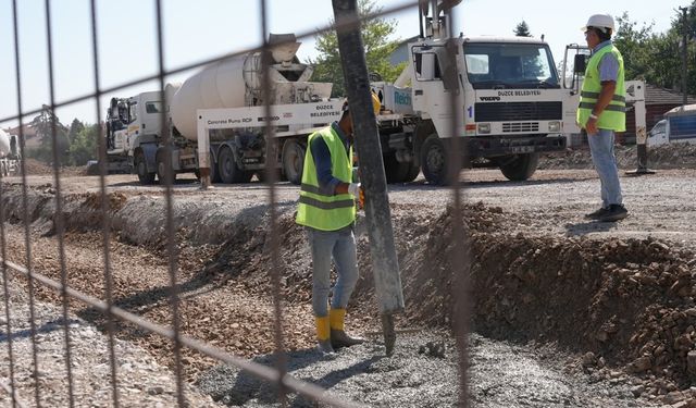 DÜZCE'DE TUHAFİYECİLER PAZARYERİ PROJESİ TAM GAZ DEVAM EDİYOR