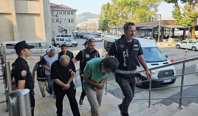 GÜNDÜZ VAKTİ DEFİNE ARAYAN 4 KİŞİYE SUÇÜSTÜ YAPTI