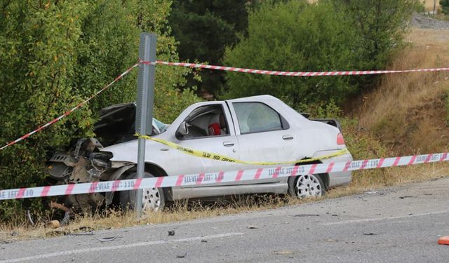 KASTAMONU'DA HAFRİYAT KAMYONU İLE OTOMOBİL ÇARPIŞTI: 1ÖLÜ 1 AĞIR YARALI