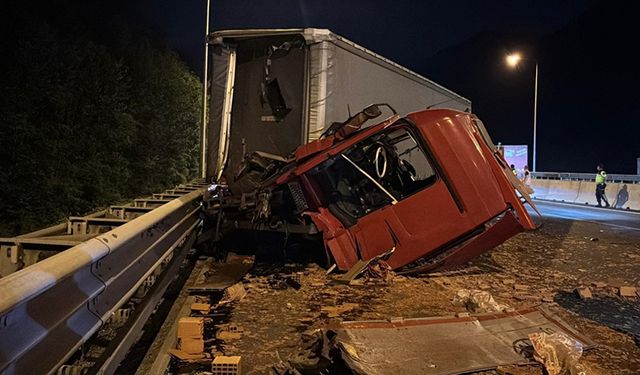 KONTROLDEN ÇIKAN TIR TUĞLA YÜKLÜ TIRA ÇARPTI