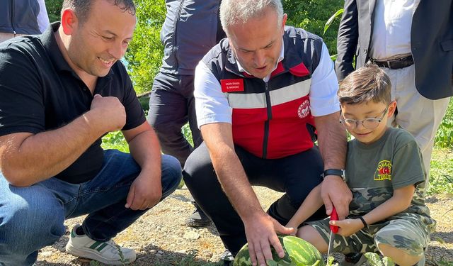 İL MÜDÜRÜ ÖNDER EFLANİ'DE KARPUZ ÜRETİCİLERİNİ ZİYARET ETTİ