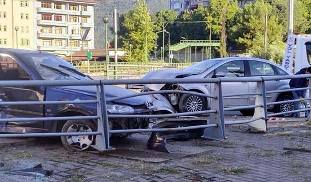YENİCE'DE İKİ OTOMOBİL ÇARPIŞTI: 4 YARALI