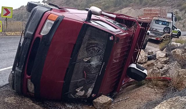 ESKİPAZAR'DA KAMYONET SU KANALINA DEVRİLDİ