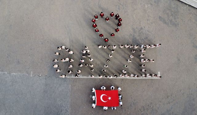 95 ÖĞRENCİDEN GAZZE İÇİN DUYGU DOLU KAREOGRAFİ