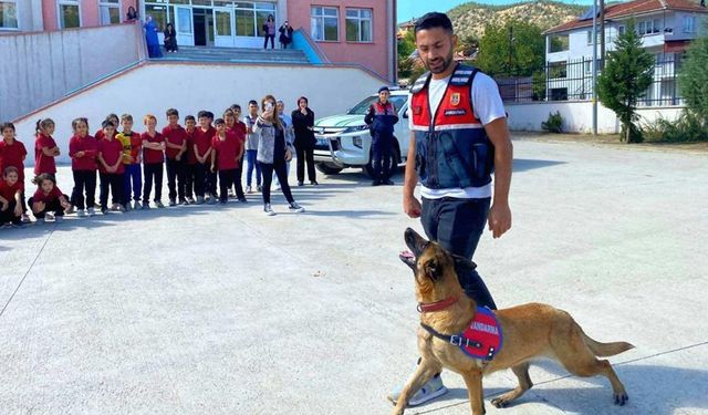 JANDARMADAN ÖĞRENCİLERE HAYVAN SEVGİSİ EĞİTİMİ