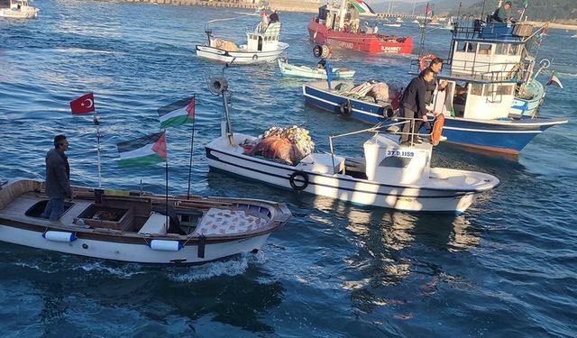 İNEBOLU'DA BALIKÇILARDAN SUMUD FİLOSUNA DESTEK