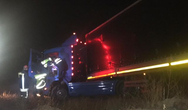TOSYA'DA ÇELTİK TARLASINA DEVRİLEN TIRIN SÜRÜCÜSÜ ÖLDÜ