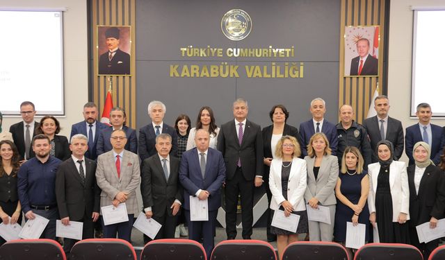 VALİ YAVUZ'DAN BAŞARILI PERSONELLERE ÖDÜL
