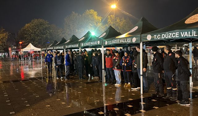 26 YIL ÖNCE DEPREMDE HAYATINI KAYBEDENLER ANILDI