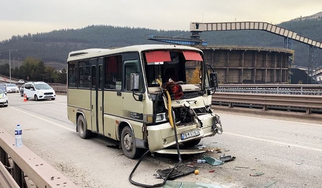 YOLCU MİNİBÜSÜ TIR DORSESİNE ÇARPTI