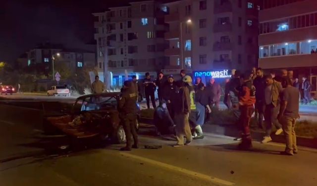 BARTIN'DA KONTROLDEN ÇIKAN OTOMOBİL ELEKTRİK DİREĞİNE ÇARPTI