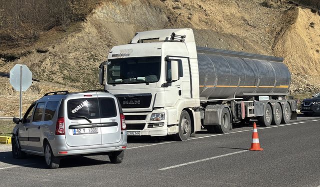 BOLU'DA TIR İLE HAFİF TCARİ ARAÇ ÇARPIŞTI