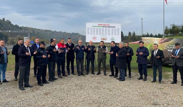 DÜZCE'DE DEPREM ŞEHİTLERİ ANISINA FİDAN DİKİLDİ