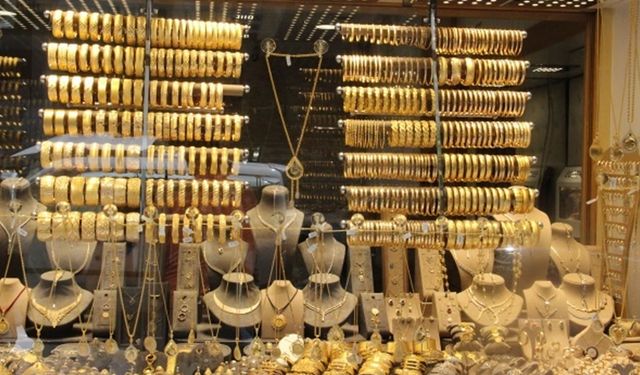 DÜZCE'DE KUYUMCU ÇALIŞANI MÜŞTERİLERİ DOLANDIRDI