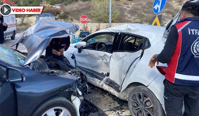 ESKİPAZAR'DA İKİ OTOMOBİL ÇARPIŞTI: 7 YARALI