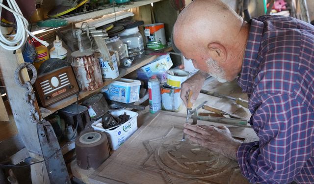 EMEKLİ OLDUKTAN SONRA AHŞAP HAT SANATIYLA EVİ MÜZEYE DÖNDÜ