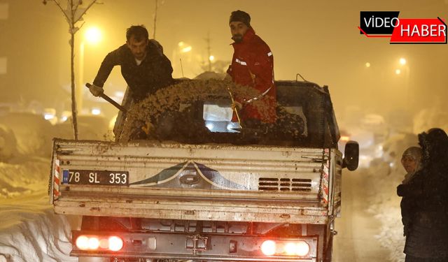 SAFRANBOLU BELEDİYESİ KARLA MÜCADELEYE ARALIKSIZ DEVAM EDİYOR