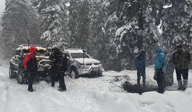 SARIÇİÇEK YAYLASI'NDA MAHSUR KALAN 7 KİŞİ KURTARILDI