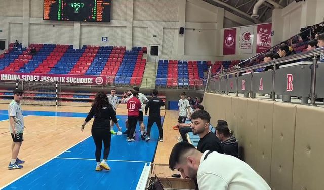 HAKEME SALDIRMAYA ÇALIŞAN OYUNCUYU SAHADAN GÜÇLÜKLE ÇIKARILDI