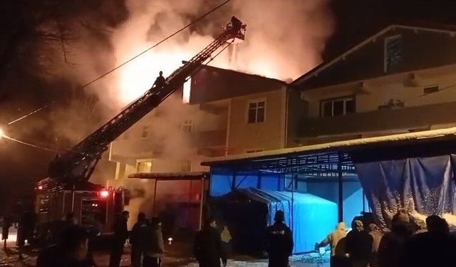 3 KATLI BİNANIN ÇATISI ALEV ALEV YANDI