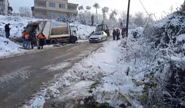 ÇÖP KAMYONU GERİ KAYDI: BİR İŞÇİ YARALANDI
