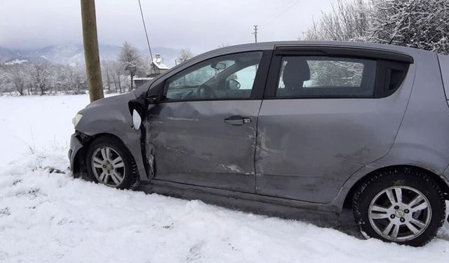 BOLU'DA SAĞLIK PERSONELİNİ TAŞIYAN ARAÇ KAZA YAPTI