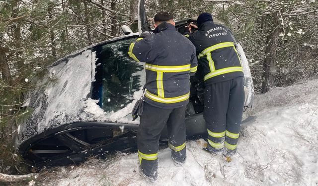KASTAMONU'DA OTOMOBİL ŞARAMPOLE YUVARLANDI