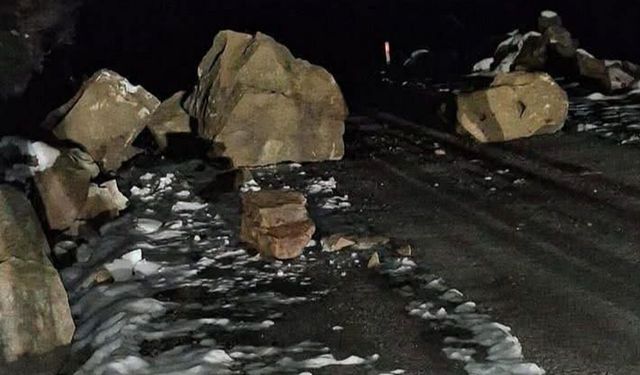 DÜŞEN KAYALAR YÜZÜNDEN İKİ KÖY ULAŞIMA KAPANDI