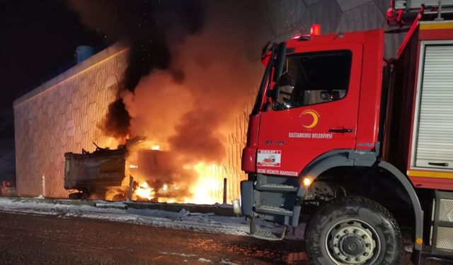 KASTAMONU'DA KERESTE YÜKLÜ KAMYON YANDI
