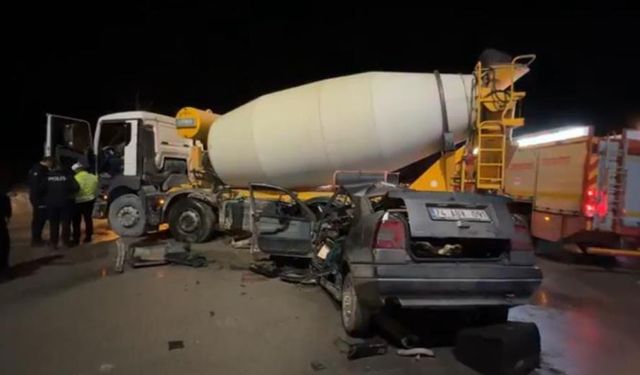 BARTIN'DA OTOMOBİL BETON MİKSERİNE ÇARPTI