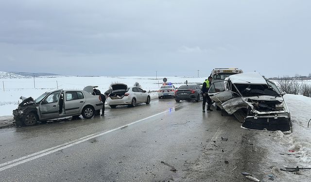 SEYDİLER İLÇESİNDE TRAFİK KAZASI 1 ÖLÜ 2 YARALI