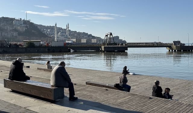 ZONGULDAK'TA SICAK HAVAYI GÖREN SAHİLE KOŞTU