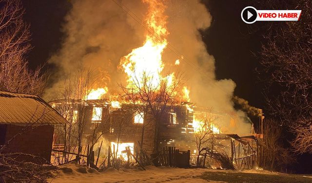 EFLANİ'DE İKİ KATLI AHŞAP EV KÜLE DÖNDÜ