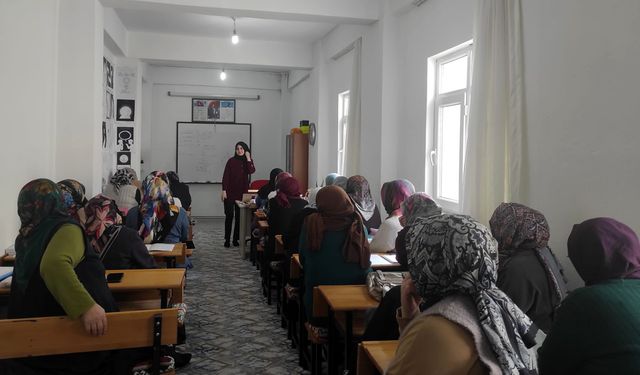 KARABÜK KURSİYERLERE AİLE İÇİ İLETİŞİM EĞİTİMİ VERİLDİ