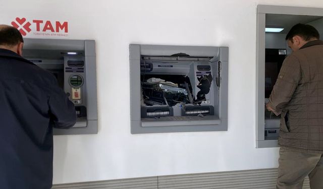 PARA ÇEKEMEYİNCE ATM'Yİ BALYOZLA PARÇALADI