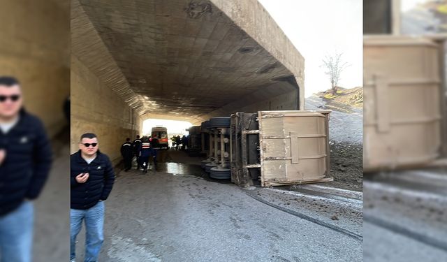 ÇANKIRI'DA TIR DEVRİLDİ 4 KİŞİ YARALANDI