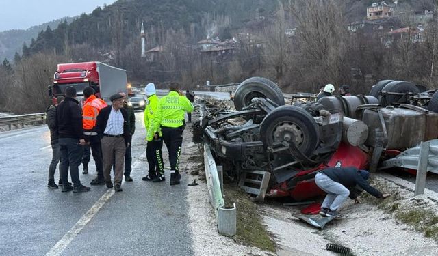ÇANKIRI'DA FECİ KAZA: DEVRİLEN TIRIN ALTINDA KALDI