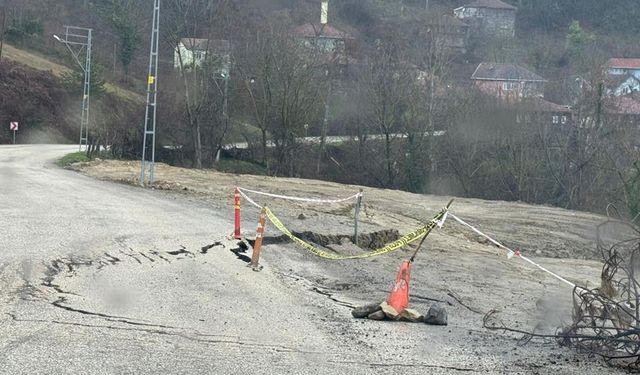 KASTAMONU'DA HEYELAN SONRASINDA YOL ÇÖKTÜ