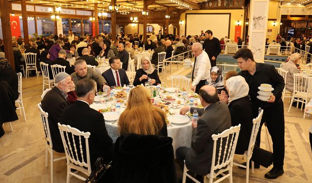 KARABÜK'TE "BÜYÜK AİLE SOFRASI"NDA İLK İFTAR ŞEHİT YAKINLARI VE GAZİLERLE YAPILDI