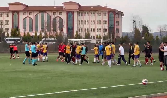 BARTIN'DA AMATÖR MAÇTA SAHA KARIŞTI