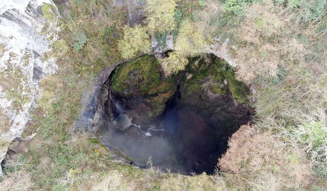 İÇERİSİNDEN ŞELALE AKAN KARADENİZİN EN DERİN MAĞARASI GÖRENLERİ BÜYÜLÜYOR